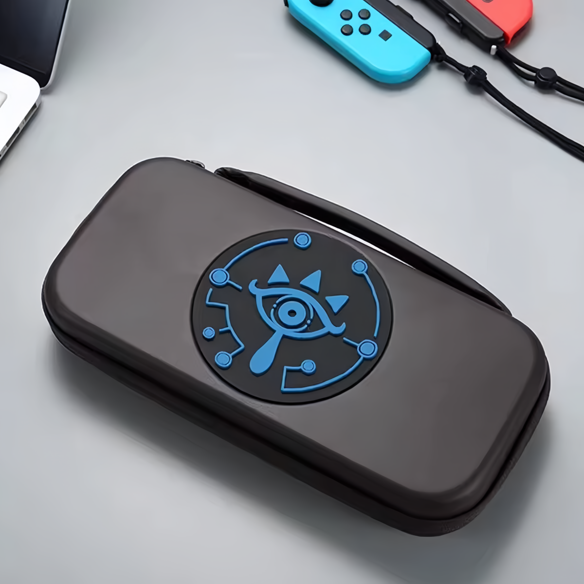 Захисний чохол на змійці «Камінь Шиика» для Nintendo Switch 2 забезпечує стильний вигляд і надійний захист консолі. Міцний корпус, м’яка внутрішня оббивка, зручні відсіки та тематичний дизайн роблять його ідеальним аксесуаром для подорожей та щоденного користування.