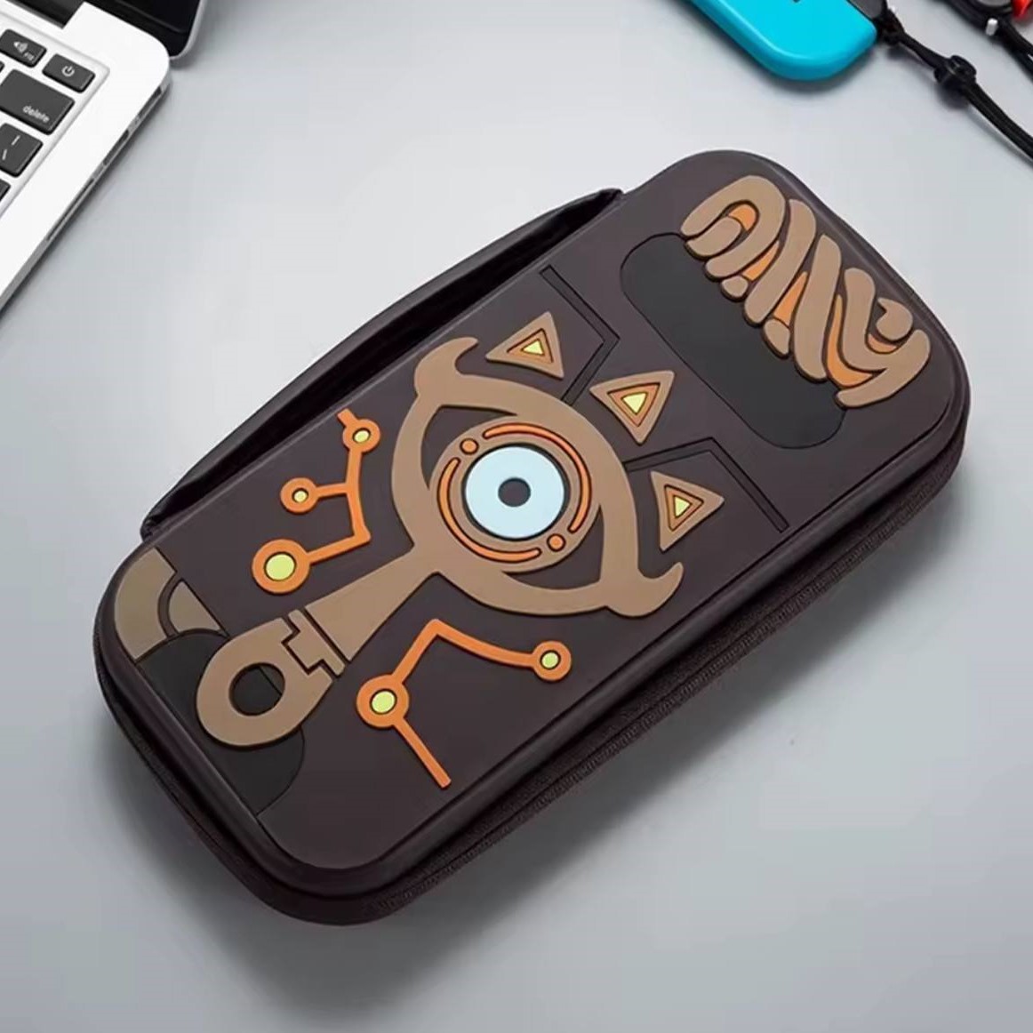 Захисний чохол на змійці «Камінь Шиика» для Nintendo Switch 2 забезпечує стильний вигляд і надійний захист консолі. Міцний корпус, м’яка внутрішня оббивка, зручні відсіки та тематичний дизайн роблять його ідеальним аксесуаром для подорожей та щоденного користування.